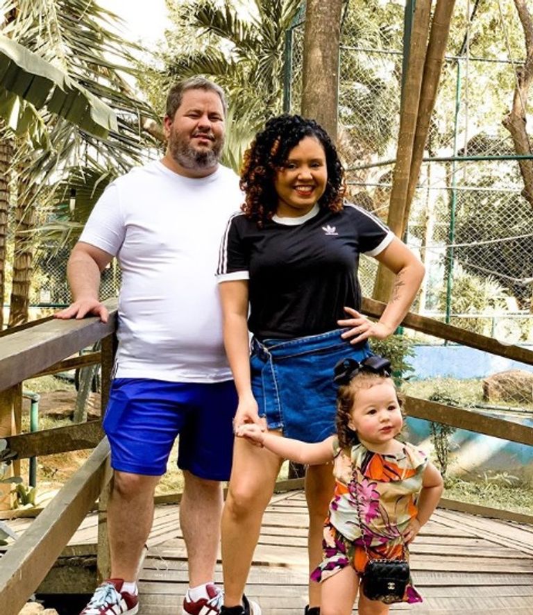 الطفلة كلارا مع والديها