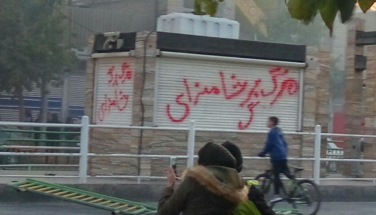 شعار الموت لخامنئي مدون بشارع رئيسي في إيران