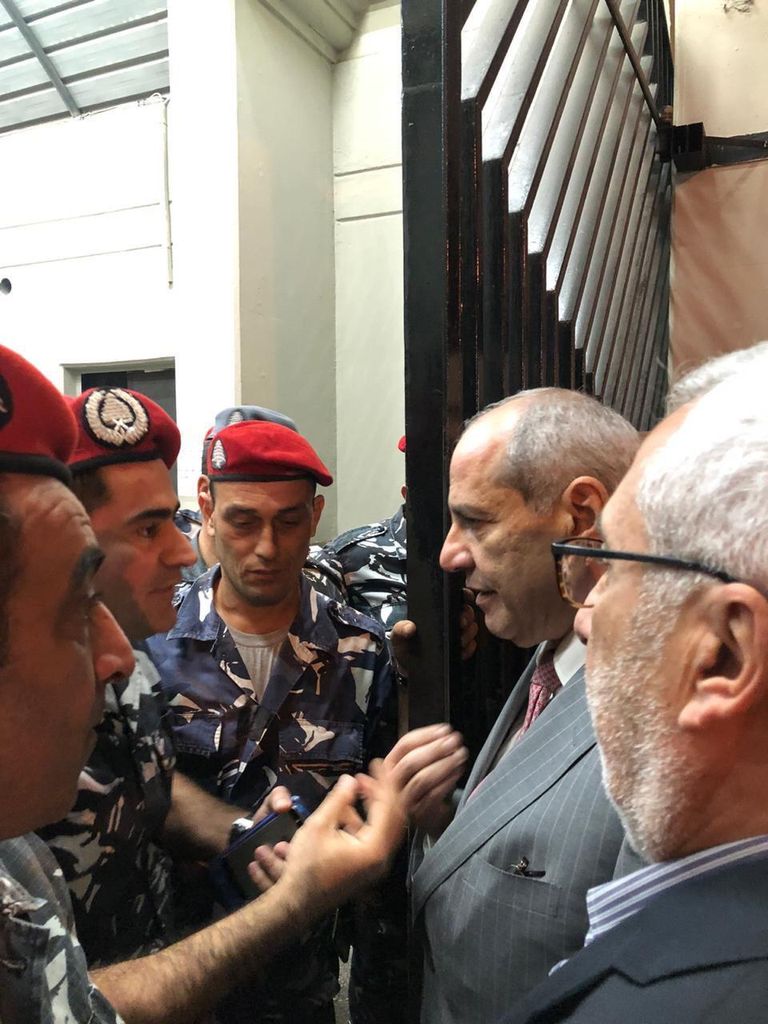 نقيب المحامين خلال تفقده الموقوفين جانب من مظاهرات اللبنانيين - أرشيفية