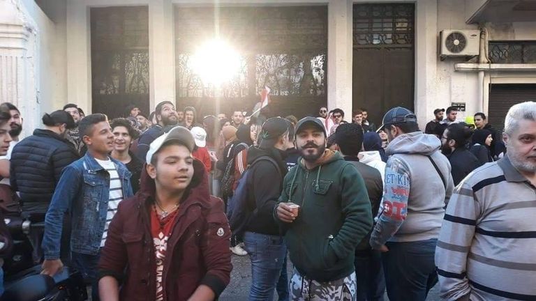 محتجون لبنانيون أمام مؤسسات رسمية جانب من مظاهرات اللبنانيين - أرشيفية