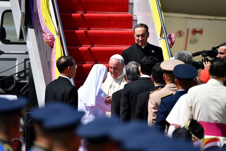 البابا فرنسيس وصل إلى تايلاند أولى محطات جولته الآسيوية