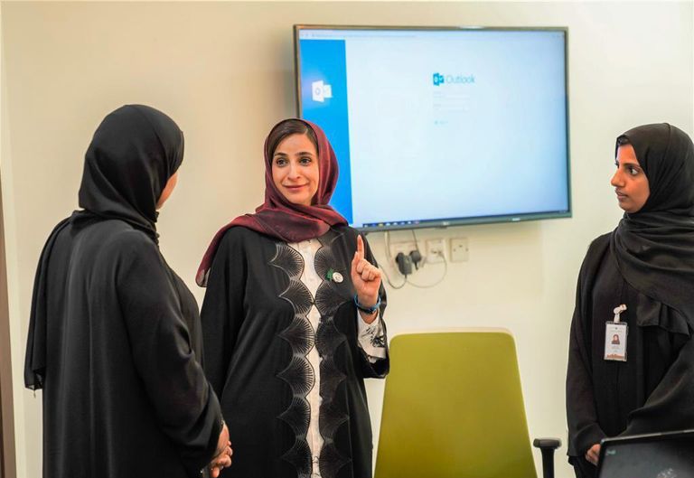 جميلة المهيري خلال زيارة إحدى المدارس