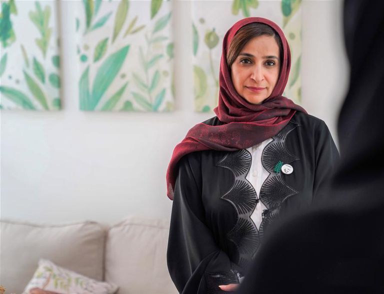 جميلة المهيري خلال زيارة إحدى المدارس