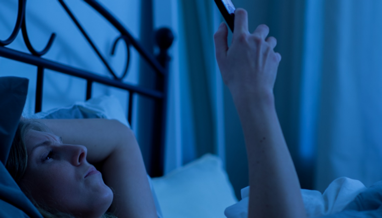 التعرض للضوء الأزرق المنبعث من الهاتف يؤدي إلى اضطراب في النوم