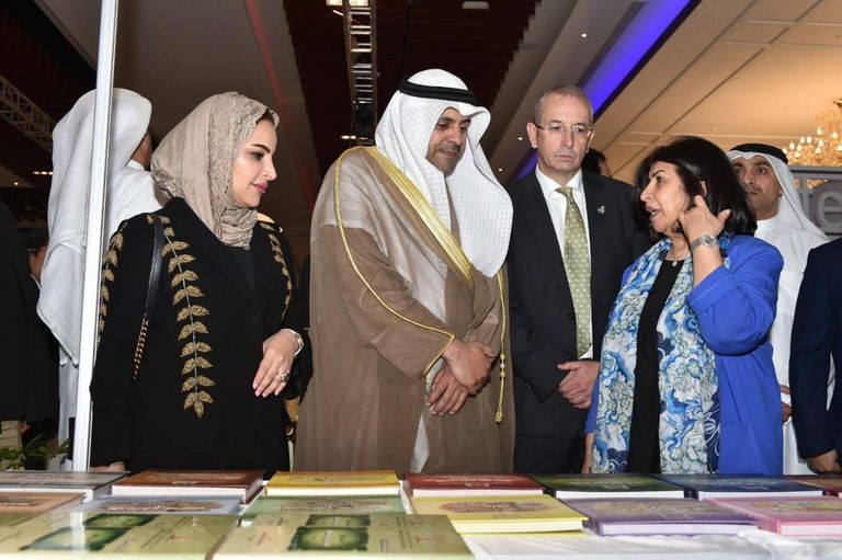 وزير الاعلام الكويتي خلال جولته بأجنحة المعرض وزير الإعلام الكويتي في افتتاح معرض الكتاب