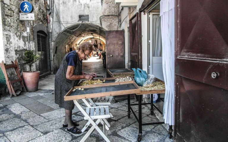 "سيدات الأوريكيتي" لقب نساء باري اللائي يصنعن مكرونة "لي أوريكيتي"