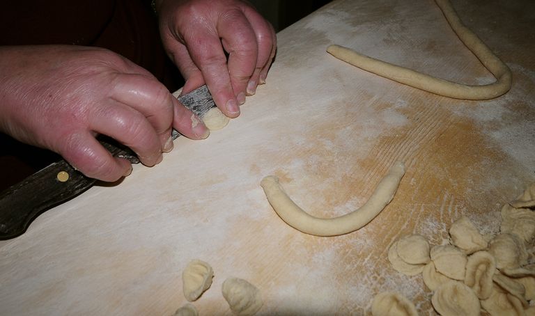 "سيدات الأوريكيتي" لقب نساء باري اللائي يصنعن مكرونة "لي أوريكيتي"