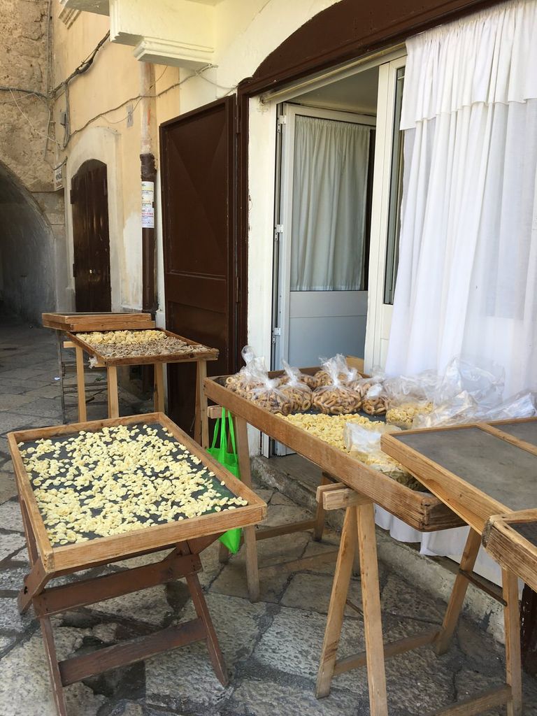 "سيدات الأوريكيتي" لقب نساء باري اللائي يصنعن مكرونة "لي أوريكيتي"