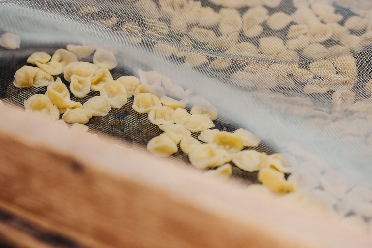 "سيدات الأوريكيتي" لقب نساء باري اللائي يصنعن مكرونة "لي أوريكيتي"