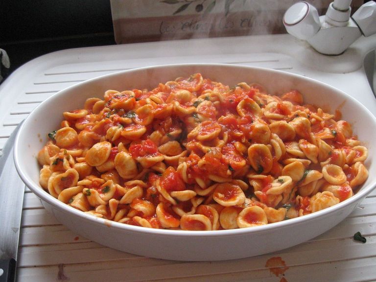 "سيدات الأوريكيتي" لقب نساء باري اللائي يصنعن مكرونة "لي أوريكيتي"