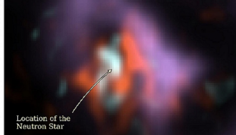 السهم يشير إلى موقع النجم النيوتروني داخل سحابة الغبار