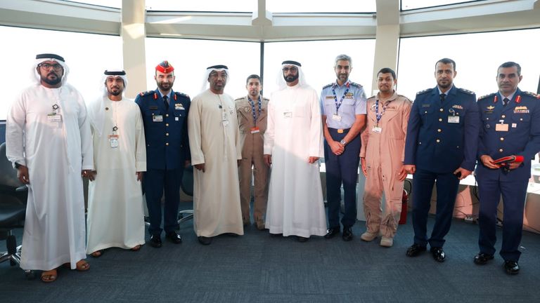 وزير الدولة لشؤون الدفاع في الإمارات خلال جولته بمعرض دبي الدولي