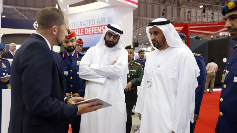 وزير الدولة لشؤون الدفاع في الإمارات خلال جولته بمعرض دبي الدولي
