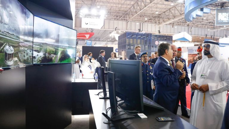 وزير الدولة لشؤون الدفاع في الإمارات خلال جولته بمعرض دبي الدولي