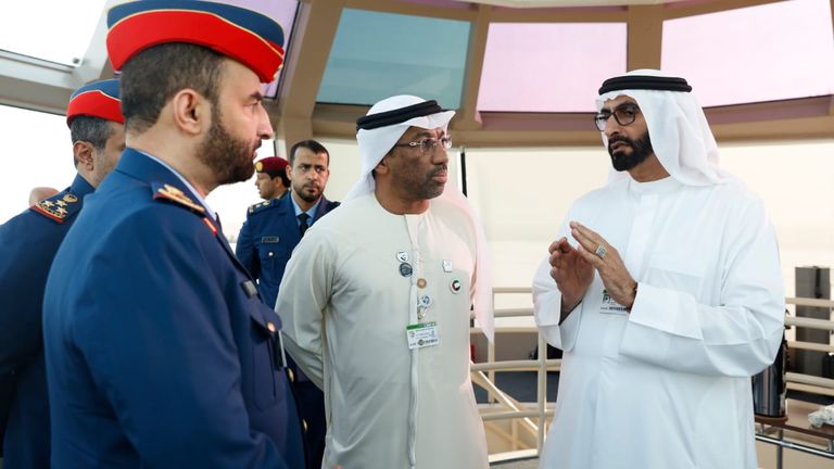 وزير الدولة لشؤون الدفاع في الإمارات خلال جولته بمعرض دبي الدولي