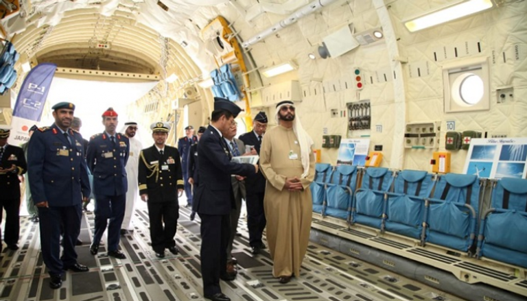 وزير الدولة لشؤون الدفاع في الإمارات خلال جولته الخارجية بالمعرض