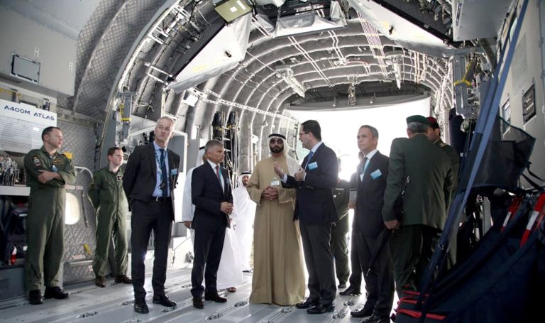 وزير الدولة لشؤون الدفاع في الإمارات خلال جولته الخارجية بالمعرض