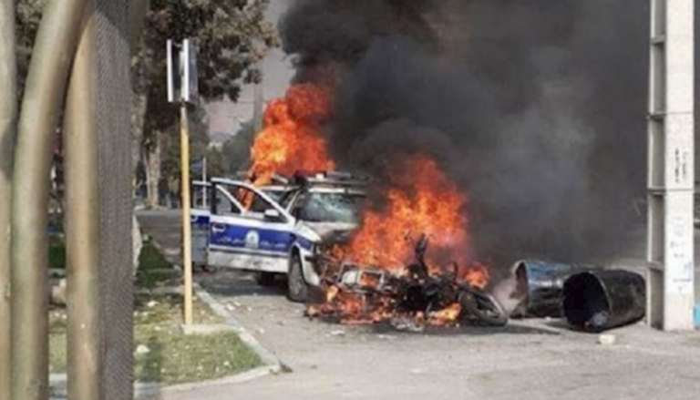 محتجون يضرمون النار في سيارات للشرطة الإيرانية