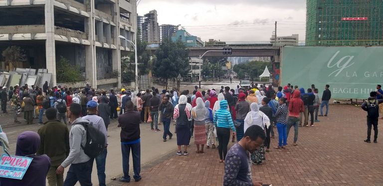 الناخبون يططفون أمام مراكز الاقتراع