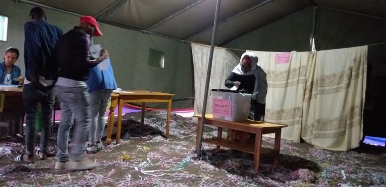 الناخبون يططفون أمام مراكز الاقتراع