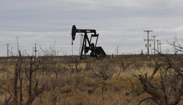 النفط يواصل خسائره بفعل مخاوف بشأن الإمدادات والحرب التجارية