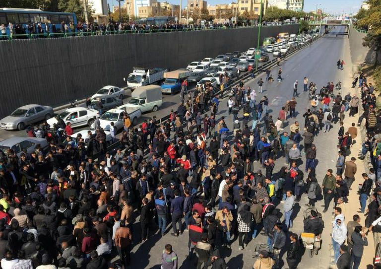 الاحتجاجات تجتاح مدن إيران