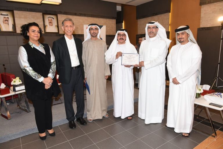 المشاركون بندوة التاريخ الثقافي المشترك بين الكويت والإمارات ناصر الظافري وسلطان العميمي في معرض الكويت للكتاب