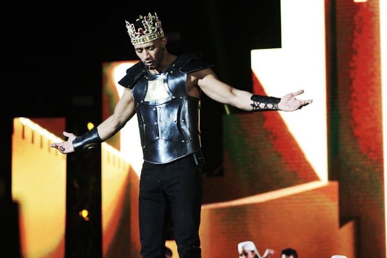 محمد رمضان يدخل مسرح الرياض بالرشاش