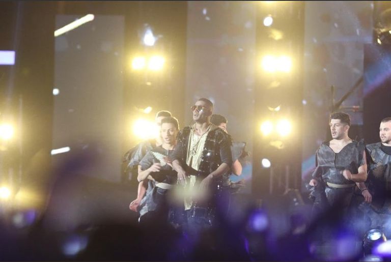 محمد رمضان يدخل مسرح الرياض بالرشاش