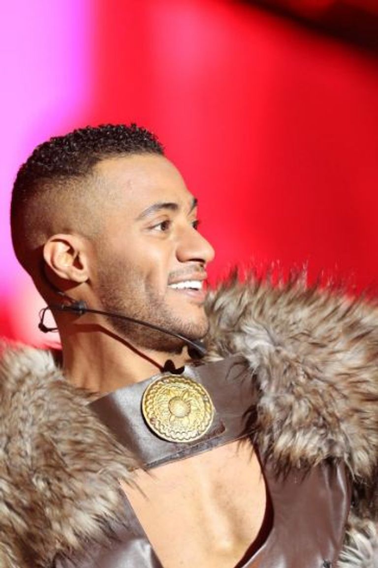 محمد رمضان يدخل مسرح الرياض بالرشاش