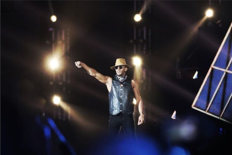 محمد رمضان يدخل مسرح الرياض بالرشاش