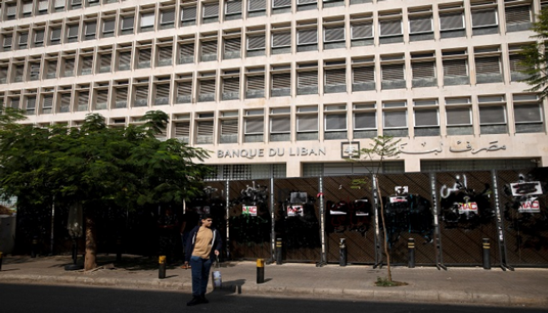 البنوك في لبنان تقيم "حاجزا" ماليا مع تفاقم الأزمة