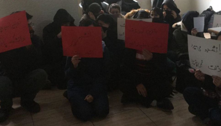 طلاب إيرانيون يتضامنون مع احتجاجات البنزين
