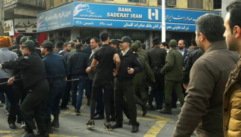 جانب من اعتقال المحتجين الرافضين غلاء البنزين في إيران