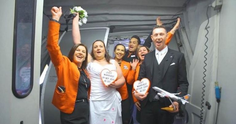 ثنائي يعقد حفل زفافه على متن طائرة