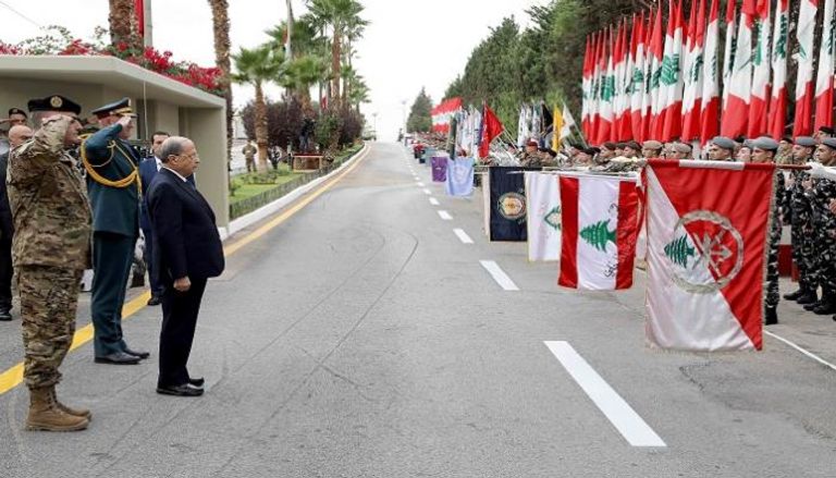 الرئيس اللبناني ميشال عون خلال العرض العسكري الرمزي