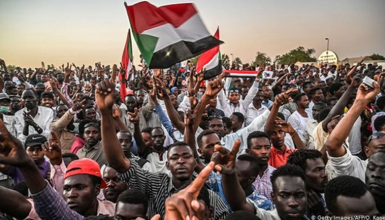 الشارع السوداني يصر على تطهير البلاد من عناصر الإخوان