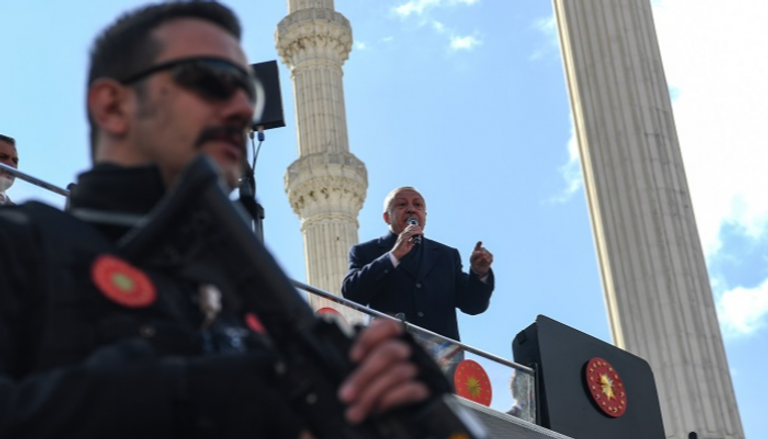 أردوغان وأحد عناصر الشرطة التركية