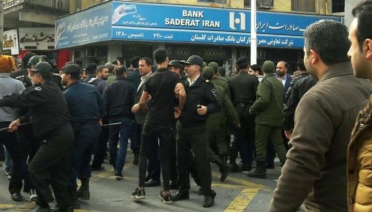 جانب من اعتقال المحتجين الرافضين لغلاء البنزين في إيران