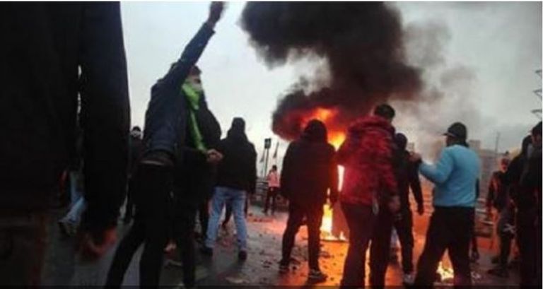 جانب من الاحتجاجات في إيران - رويترز