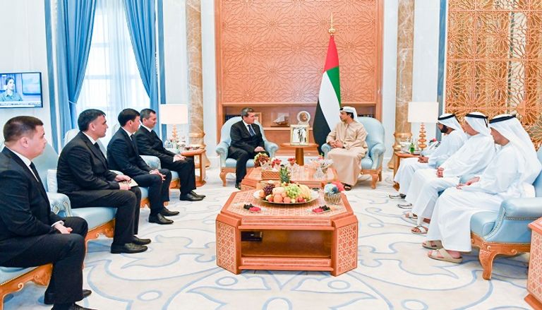 الشيخ منصور بن زايد آل نهيان ورشيد ميريدوف خلال اللقاء