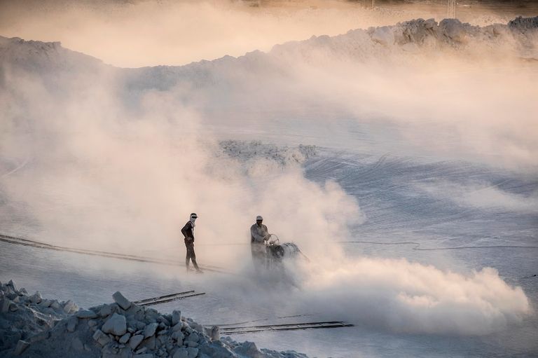 عمال المحاجر يباشرون عملهم في صعيد مصر