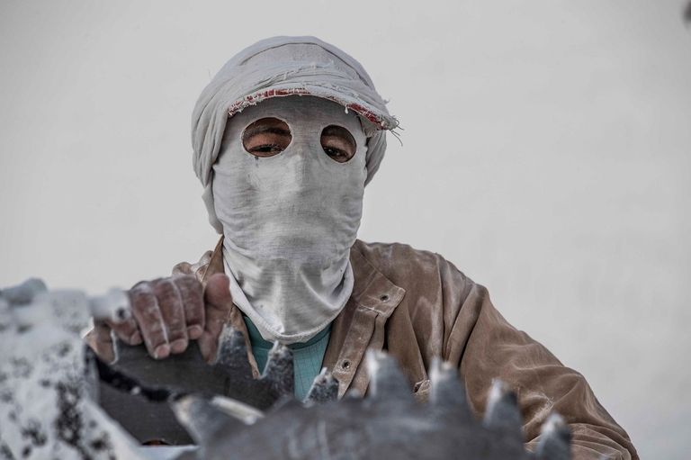 عمال المحاجر يباشرون عملهم في صعيد مصر