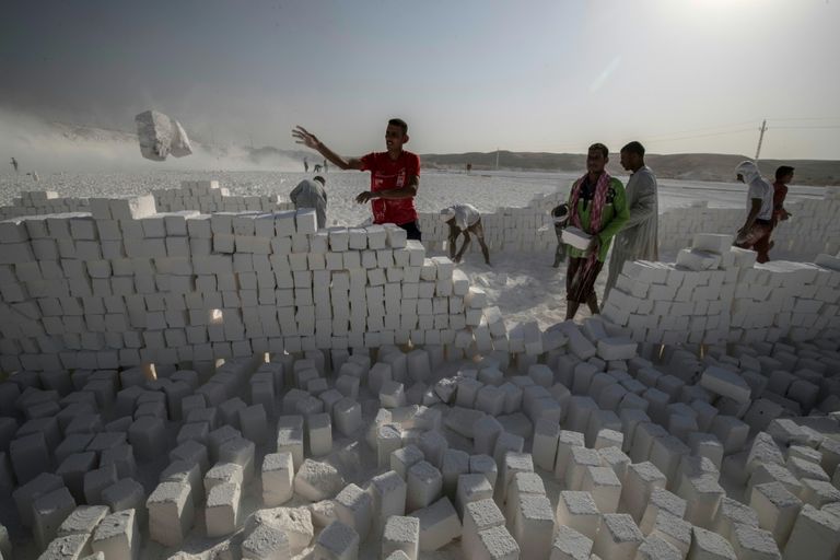 عمال المحاجر يباشرون عملهم في صعيد مصر