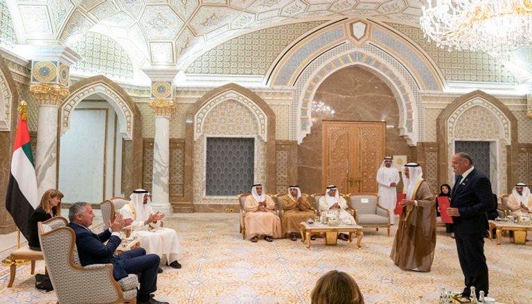 محمد بن زايد ورئيس مونتينيغرو يشهدان مراسم تبادل مذكرات تفاهم لتعزيز التعاون بين البلدين الشيخ محمد بن زايد آل نهيان وميلو جوكانوفيتش