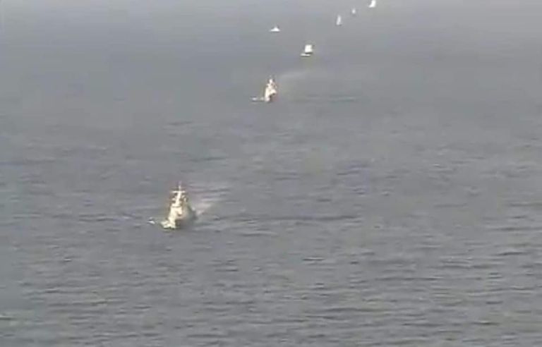 سفينة حربية جزائرية في المناورات سفينة حربية روسية في ميناء الجزائر