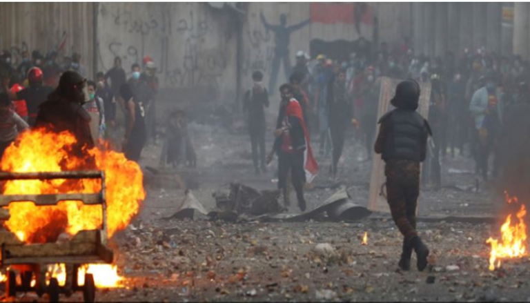 اشتباكات بين قوات الأمن والمتظاهرين بوسط بغداد