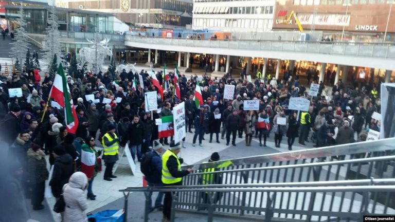وقفة احتجاجية لإيرانيين ضد نظام خامنئي في ستوكهولم