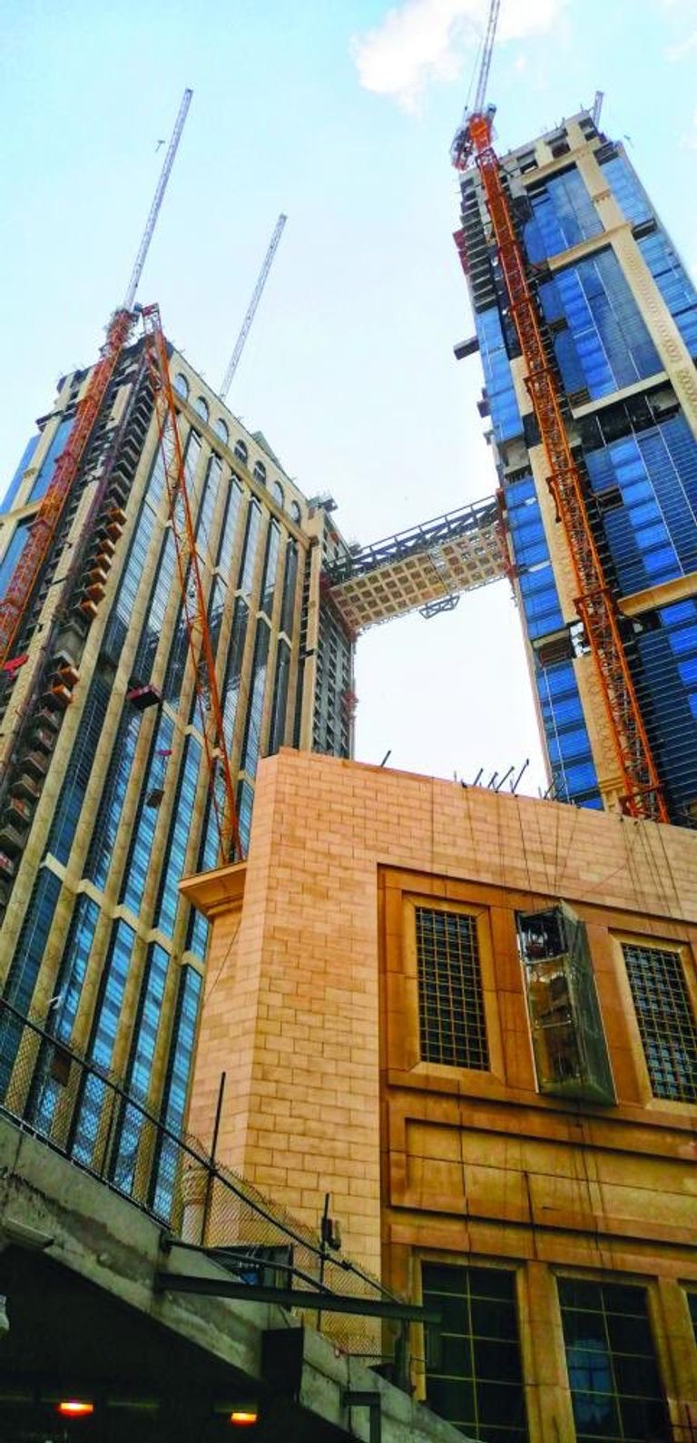 انتهاء تركيب أعلى مصلى في العالم