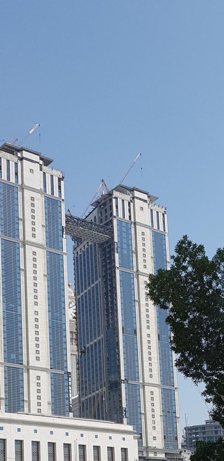 انتهاء تركيب أعلى مصلى في العالم